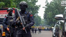 Cảnh sát gác bên ngoài đồn cảnh sát ở thành phố Bandung, Indonesia