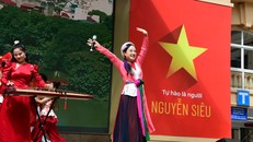 Nghệ sỹ Nhân dân Thu Huyền khuấy động cả sân trường Nguyễn Siêu với bài hát "Kiếp sau vẫn là người Việt Nam".