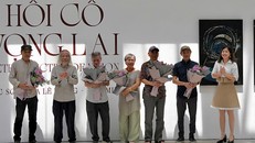Giám đốc VCCA và Chủ tịch Hội Mỹ thuật Việt Nam tặng hoa cảm ơn các hoạ sĩ, giám tuyển của Triển lãm