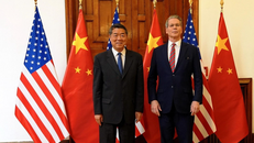 Phó Thủ tướng Trung Quốc Hà Lập Phong (trái) và Bộ trưởng Tài chính Mỹ Scott Bessent trong cuộc đàm phán tại Madrid, Tây Ban Nha ngày 14/9/2025