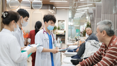 Bảo vệ, chăm sóc và nâng cao sức khỏe nhân dân là nhiệm vụ chính trị hàng đầu