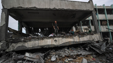 Một trường học bị phá hủy sau cuộc không kích của Israel xuống Jabalia, phía Bắc Gaza