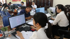 Cán bộ, công chức tiếp nhận hồ sơ, hướng dẫn, giải quyết thủ tục hành chính cho người dân tại Trung tâm phục vụ hành chính công xã Kim Thành, thành phố Hải Phòng