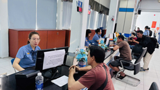 Những hành khách đến ga mua vé tàu Tết Bính Ngọ 2026 trong ngày đầu mở bán vé.