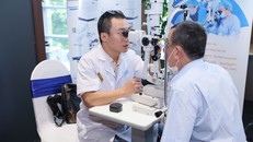 Bác sỹ kiểm tra mắt cho người cao tuổi tại buổi lễ phát động.