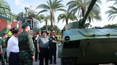 Thủ tướng Phạm Minh Chính tham quan sản phẩm Công nghiệp quốc phòng