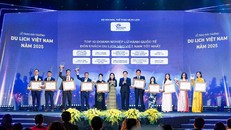 Phó Thủ tướng Mai Văn Chính trao Giải thưởng Du lịch Việt Nam năm 2025 cho các doanh nghiệp lữ hành quốc tế đón khách du lịch vào Việt Nam tốt nhất.