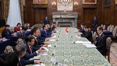 Phó Chủ tịch Quốc hội Trần Quang Phương hội đàm Phó Chủ tịch Thượng viện Nhật Bản Fukuyama Tetsuro. Ảnh: Xuân Giao/PV TTXVN tại Nhật Bản