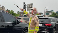 Cảnh sát giao thông Hà Nội bảo đảm an toàn giao thông trong mưa bão