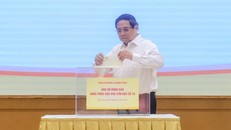 Thủ tướng Phạm Minh Chính tham gia quyên góp, ủng hộ đồng bào bị thiệt hại do cơn bão số 10 gây ra. Ảnh: VGP/Nhật Bắc
