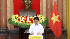 Chủ tịch nước Lương Cường quyên góp, ủng hộ đồng bào khắc phục hậu quả cơn bão số 10.