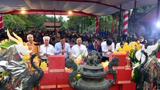 Các đại biểu dâng hương tưởng niệm Anh hùng dân tộc, Danh nhân văn hóa thế giới Nguyễn Trãi. 