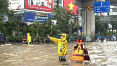 Công nhân làm nhiệm vụ thoát nước tại khu vực ngập sâu trên đường Nguyễn Trãi (Hà Nội)