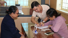 Nhân viên Trung tâm phục vụ hành chính công xã Duy Xuyên, thành phố Đà Nẵng hướng dẫn người dân thực hiện các yêu cầu về thủ tục hành chính. 