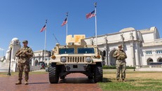 Binh sỹ Vệ binh Quốc gia gác tại Washington, D.C., Mỹ. 