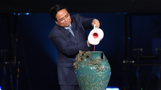 Thủ tướng Phạm Minh Chính thực hiện nghi thức vẽ tranh gốm ngũ sắc