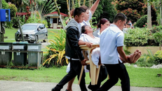 Chuyển người bị thương sau trận động đất tại tỉnh Agusan Del Sur, Philippines, ngày 10/10/2025. 