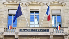 Bên ngoài trụ sở Ngân hàng Trung ương Pháp ở Paris.