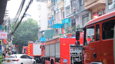 Lực lượng chức năng cố gắng dập tắt đám cháy