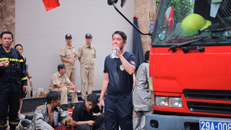 Lực lượng chức năng cố gắng dập tắt đám cháy