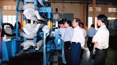 Ông Phạm Gia Được (1939-2024) – nguyên tổng Giám đốc Liên hiệp sản xuất – xuất nhập khẩu (sau này là Tổng công ty Nhựa Việt Nam – Vinaplast) – Chủ tịch Hiệp hội Nhựa Việt Nam nhiệm kỳ I & II (1990 – 2002) trong chuyến tham quan nhà máy sản xuất nhựa
