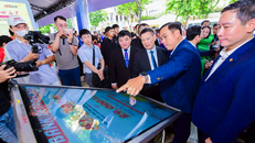 Phó Thủ tướng Chính phủ Hồ Đức Phớc cùng đoàn đại biểu cấp cao thăm không gian giới thiệu các giải pháp tài chính số của HDBank tại sự kiện.