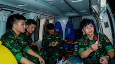 Các bác sỹ Tổ Cấp cứu đường không, Bệnh viện Quân y 175, Thành phố Hồ Chí Minh theo dõi người bệnh trong quá trình bay