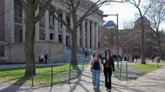 Sinh viên tại Đại học Havard ở Cambridge, Massachusetts (Mỹ).
