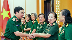 Bộ trưởng Bộ Quốc phòng ân cần hỏi thăm các nữ lái xe Trường Sơn.