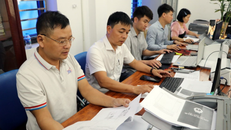 Các cán bộ xã cập nhật dữ liệu, bổ sung thông về cơ sở dữ liệu đất đai của xã. 