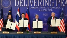 Thủ tướng Malaysia Anwar Ibrahim, Thủ tướng Thái Lan Anutin Charnvirakul, Thủ tướng Campuchia Samdech Thipadei Hun Manet, Tổng thống Mỹ Donald Trump tại lễ ký kết.