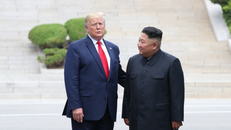Tổng thống Mỹ Donald Trump (trái) và nhà lãnh đạo Triều Tiên Kim Jong Un trong cuộc gặp tại làng Panmunjom ở biên giới liên Triều ngày 30/6/2019.