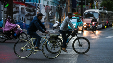 Không khí lạnh khiến bầu trời Hà Nội khoác lên mình màu xám nhạt đặc trưng của mùa đông.