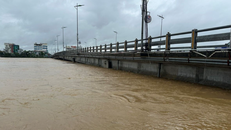 Nước lũ sông Trà Bồng đã áp sát cầu Châu Ổ. 