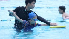 Dạy kỹ năng bơi cho trẻ em để phòng tránh tai nạn đuối nước