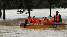 Lực lượng chức năng dùng ca nô đưa người dân ra khỏi vùng ngập lũ nguy hiểm. 