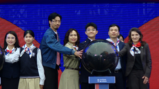 Các đại biểu nhấn nút khai mạc Ngày hội An toàn trực tuyến “Không Một Mình”. 