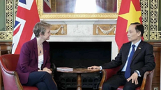 Bộ trưởng Bộ Ngoại giao Lê Hoài Trung gặp Ngoại trưởng Anh Yvette Cooper.