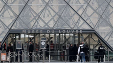 Cảnh sát được triển khai tại Bảo tàng Louvre ở Paris, sau vụ trộm gây chấn động nước Pháp.