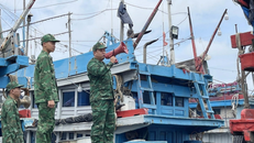 Bộ đội biên phòng dùng loa phóng thanh kêu gọi các tàu cá sắp xếp neo đậu an toàn tại cảng cá Sa Huỳnh.