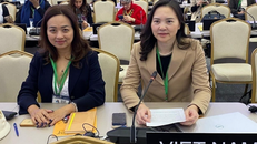 Đại sứ Nguyễn Thị Vân Anh, Trưởng Phái đoàn thường trực Việt Nam bên cạnh UNESCO (bên phải) tham dự Kỳ họp lần thứ 43 Đại hội đồng UNESCO