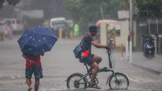 Cảnh ngập lụt sau những trận mưa lớn do ảnh hưởng của bão Wipha tại Quezon, Philippines.