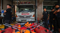 Lực lượng cứu hộ chuẩn bị sẵn sàng ứng phó với bão Fung-Wong tại Quezon, Philippines.