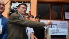 Ông Rodrigo Paz bỏ phiếu tại điểm bầu cử ở Tarija, Bolivia ngày 19/10