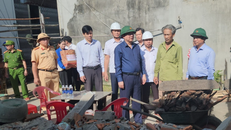 Phó Thủ tướng Hồ Quốc Dũng thăm hỏi các hộ dân bị sập nhà ở xã Tuy Phước Đông