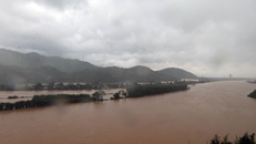 Nước lũ dâng cao trên sông Cu Đê, thành phố Đà Nẵng.