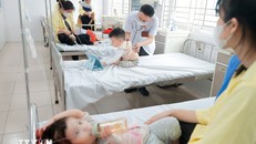 Tại Khoa Nhi Bệnh viện Bệnh nhiệt đới Trung ương đang điều trị cho hơn 50 bệnh nhi mắc cúm A.