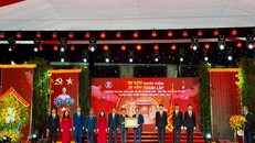 Phó Thủ tướng Chính phủ Lê Thành Long trao Huân chương Lao động hạng Nhất cho Trường đại học Khoa học Xã hội và Nhân văn (Đại học Quốc gia Hà Nội)