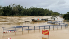 Nước lũ trên sông Trà Khúc dâng cao gây ngập đường vào xóm Lân, xã Tịnh Khê, tỉnh Quảng Ngãi.