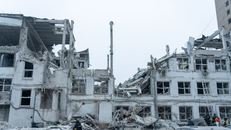 Nhân viên cứu hộ tìm kiếm các nạn nhân trong đống đổ nát của tòa nhà bị trúng tên lửa Nga ở Zaporizhzhia, Ukraine.